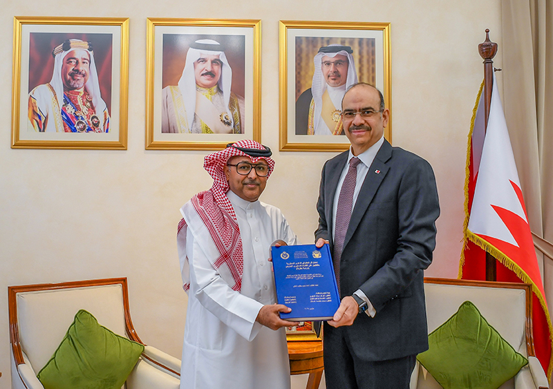 وزير الشؤون القانونية يستقبل باحثين بحرينيين حاصلين على درجة الماجستير